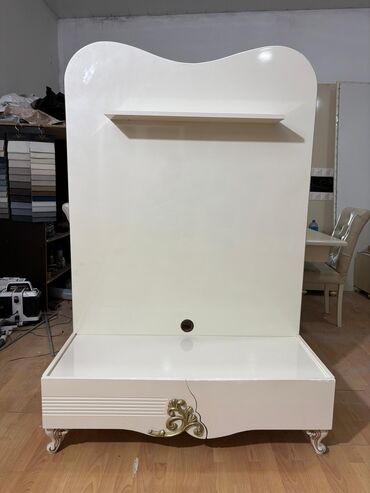 Qonaq otağı dəstləri: Tv altligi. 70man. Ela veziyyetdedi.Problemi yoxdu.Material