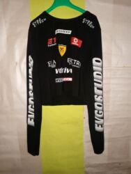 Çəngəllər: Qız üçün 8₼ Qara rəngli, uzunqollu crop-top. Ön və qollarda