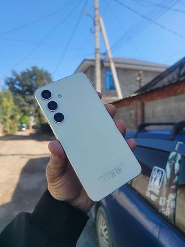 Samsung Galaxy S24, Б/у, 256 ГБ, цвет - Золотой, 1 SIM, 2 SIM