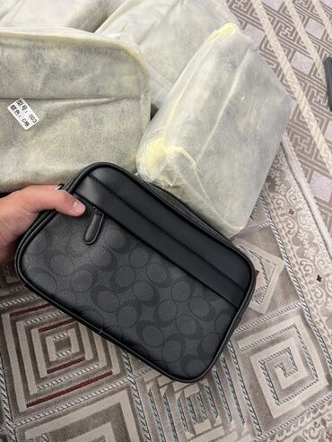 Другие сумки: Сумка-несессер Coach из черного материала с монограммой, выполненная в