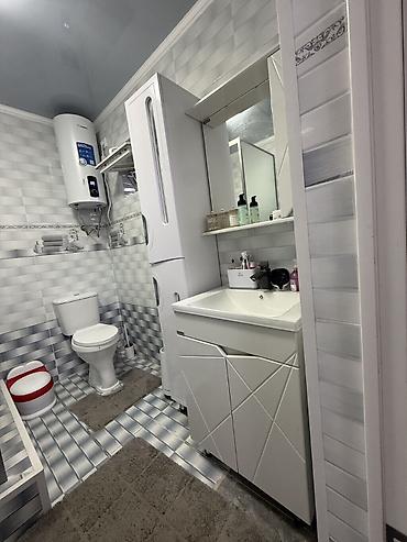 Дома: 🏡 Продаётся дом с бизнесом в Бишкеке! 💼 📍 ж/м Ак-Жар 📐 Дом — 120 м² | — 3