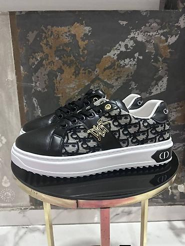 Patike: Ženske patike – dizajnerski modeli Vel. od 36 do 40 Oba modela su — 17