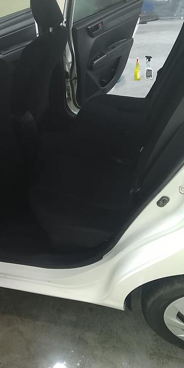 corolla cros: Toyota hibrid sedan – ağ rəng Xüsusiyyətlər: - Hibrid sistem (benzin — 4