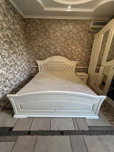 диван с креслой: Спальный гарнитур, Двуспальная кровать, Шкаф, Комод, цвет - Белый, Б/у