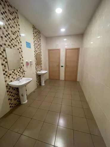 Ofislər: Nərimanov rayonunda, Ziya Bünyadov prospektində, 45 kv/m-lik obyekt — 8