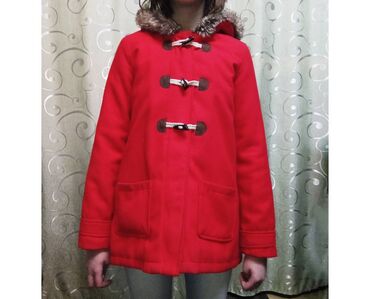 пальто красное: ПРОДАЮ пальто на девочку,примерно от 8-13 лет. Новое. Лучше писать на