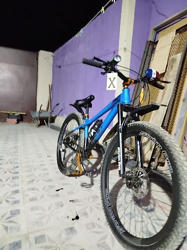 Velosipedlər: Dağ velosipedi – 27.5” təkərlər, alüminium gövdə, ön amortizatorlu — 7