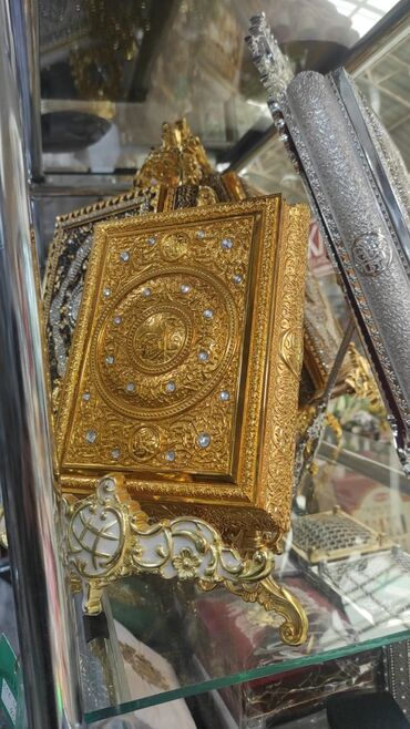 Dini kitablar: .Demir quran qablari 80 manatdan baslayir. Plastik quran qablâri 50 — 29