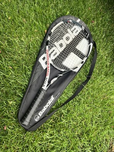 Ракетки: Теннисная ракетка Babolat Xtra Sweetspot. Имеет черно-белую расцветку