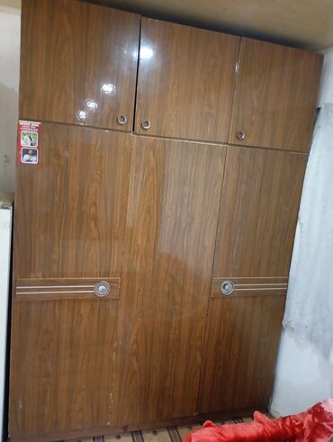 голландская мебель: Skaf 3 qapili üsdə gözlari var üç qapılidi