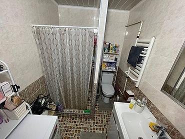 Продажа комнат: Дом 5 комн. - Большая гостиная: светлые стены с фактурными обоями — 9