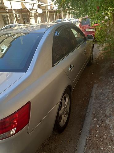 Hyundai: Hyundai Sonata sedan – gümüşü rəng, 5 qapı, ön çəkişli. Texniki və — 7