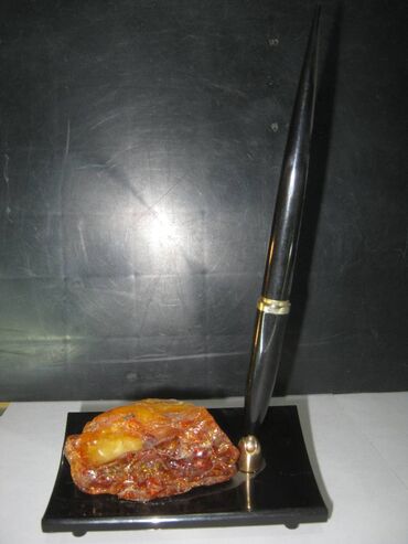 шредеры 1 с ручкой: Письменный прибор. Украшен образцом натурального желтого янтаря. Ручка