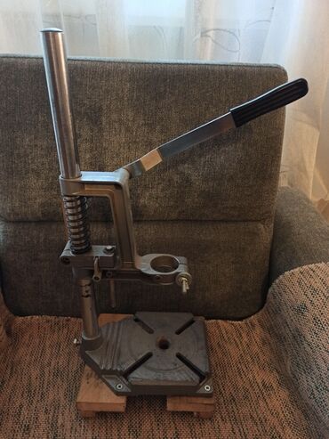 Električne bušilice: Odlično postolje-stalak za bušilicu uz pomoć koga se od obične ručne — 2