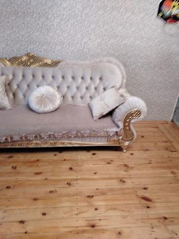 yeni model divanlar: Qonaq otağı üçün klassik üslubda yumşaq mebel dəsti. Dəstə iri ölçülü — 4