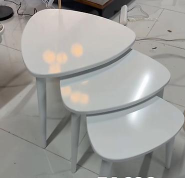 crne komode: Set od 3 klub/stočića – bele boje, modernog skandinavskog dizajna. Tri — 1