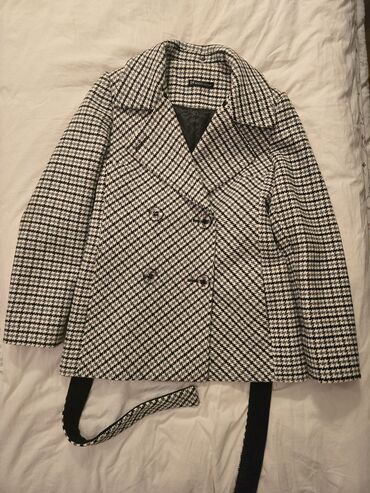 Qoruyucu plyonka və şüşələr: Zəncirvari “houndstooth” naxışlı, qara-ağ rəngli iki sətir düyməli