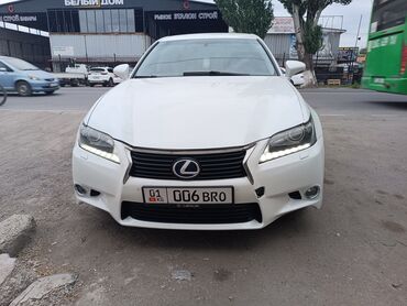 Lexus: Белый седан Lexus GS с черными кожаными сиденьями. Этот автомобиль