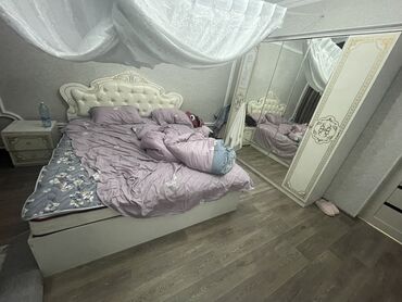 Спальные гарнитуры: Спальный гарнитур, Двуспальная кровать, Шкаф, Комод, цвет - Белый, Б/у