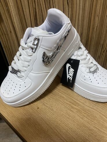 сколько стоит резиновый член: Белые кроссовки Nike Air Force 1 с серебристыми акцентами — идеальное