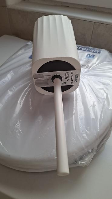 Kućna hemija i proizvodi za kuću: Beli komplet za WC: daska i četka. Daska je izuzetno lepog i — 17