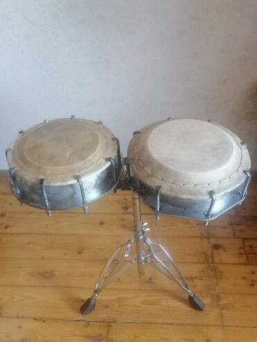 Звуковое оборудование: Dayaqla birlikdə iki bongo zərb aləti. Alətlər metal gövdəyə və dəri