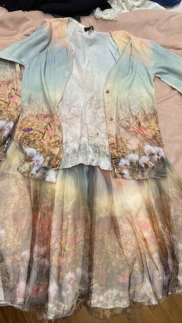 Dəstlər, kostyumlar: Qadın geyim dəsti – 4 fərqli don 1) Pudra rəngli, incə çiçək naxışlı — 20