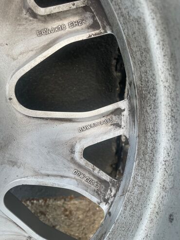 Gume i felne: Felne sa promerom rupe 5*120 mislim da su za bmw X5.Pasu na zadnjini — 4