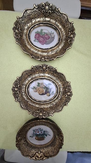 porcelanske figure: Dekorativni zidni tanjiri sa floralnim motivima – set od 3 komada - — 1