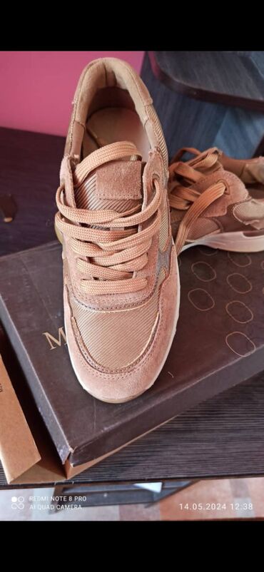 Кроссовки и спортивная обувь: Срочно продается Крассовки женские новые. коричнего цвета