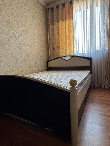 Двуспальные кровати: Продаю двуспальная кровать вместе с шкафом в хорошем состоянии