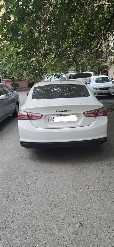 фольксваген поло седан: Ağ rəngli Chevrolet Malibu sedan avtomobili. Avtomobilin arxa