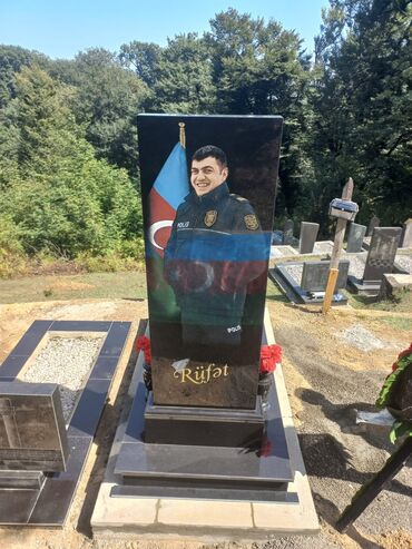 bayraq səkilləri: Qranit məzar daşı və kompleks – portretli, yazılı, rəngli işləməli