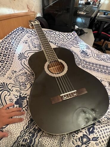 elektron gitara qiymeti: Klassik akustik gitar – tünd qara korpuslu, 6 simli model. - Tam ölçü