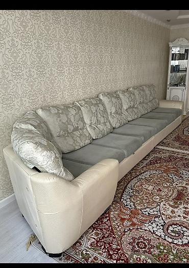 Спальные гарнитуры: Срочно Продается‼️‼️ Длинный прямой диван с высокой посадкой— 8.000 — 2