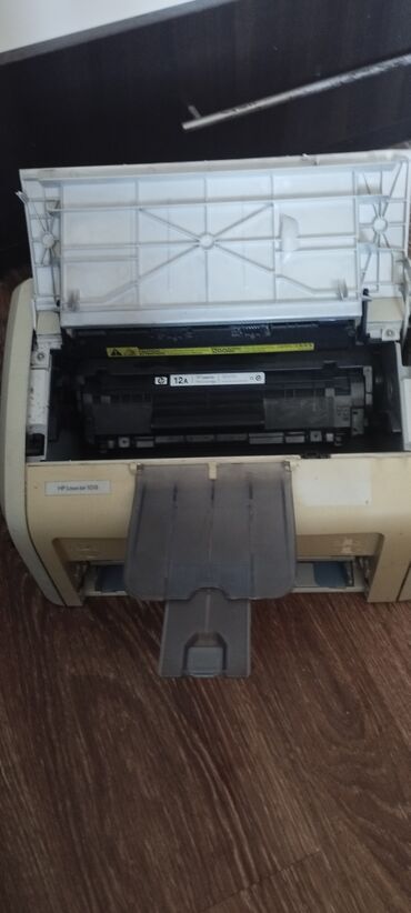 hp cp5225 printer: Printer hp 1018 islek veziyyetdedir qosulma sunurlari var