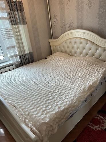 Продаю спальный гарнитур кровать две тумбочки шкаф с 6-ю дверью и с
