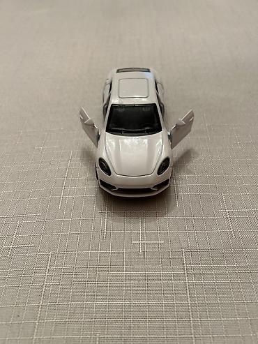 Oyuncaq nəqliyyat: Ağ rəngli metal oyuncaq maşın – sedan/krossover üslubunda miniatür — 2