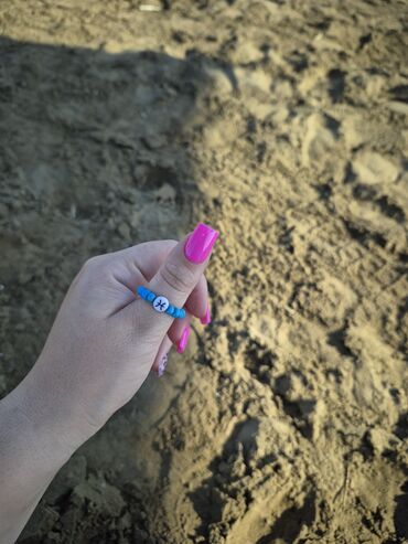 Üzüklər: Muncuqlu üzükler bürclerle cütü 1 manat,sadesi 0,50 qepik.her rengi — 16