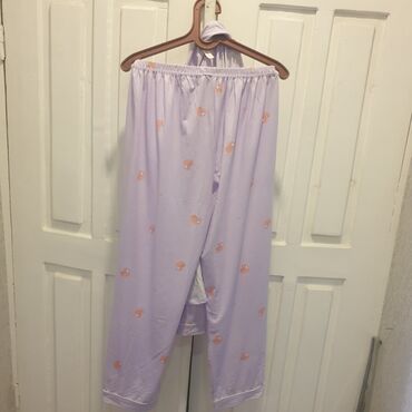 Hicab: Bənövşəyi rəngdə naxışlı uniseks pijama dəsti. Yumşaq materialdan