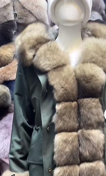 Пуховики и зимние куртки: Продаю НАТУРАЛЬНУЮ парку. Очень теплая и мягкая.Нарукавники — 4