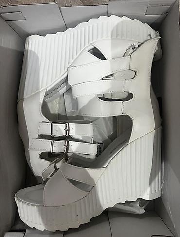 Ağ rəngli qadın platforma sandal - Model: kəmərli platforma sandal -