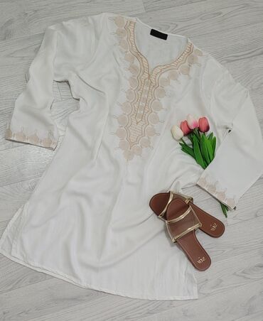 haljine od brokata: One size, color - White, Oversize, Short sleeves