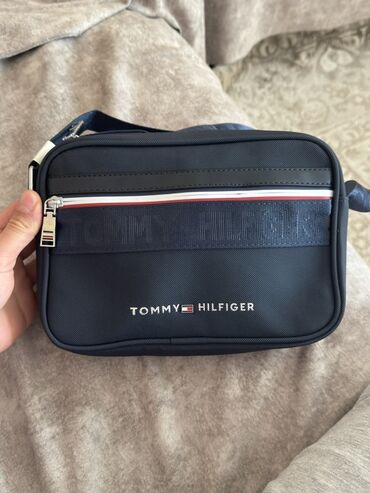 Очки: Сумка на плечо, Tommy Hilfiger