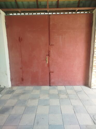 islenmis demir sifer satilir: Dəmir Qaraj darvazası, Yana açılan, Mexaniki, 3 m, rəng - Qırmızı, Qapı ilə