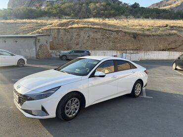 машина алмашуу: Белый седан Hyundai Avante модель, известная своим современным