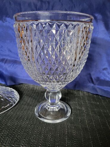 Činije: Bombonijera,pehar, kristal rucna obrada 70,80te. Pehar je — 7