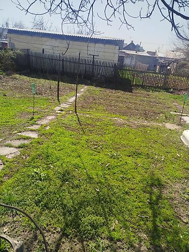 Продажа коттеджей и домов: Участок 4 сотки. Газ, вода, электричество. Дом 4 комнаты, баня. Район — 5