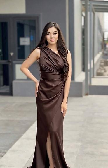 alex max torbe: Elegantna duga haljina na jedno rame
S M L
2999 din — 5