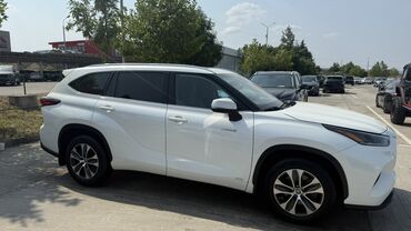 продаю в связи с переездом: Toyota Highlander: 2021 г., 2.5 л, Вариатор, Гибрид, Кроссовер